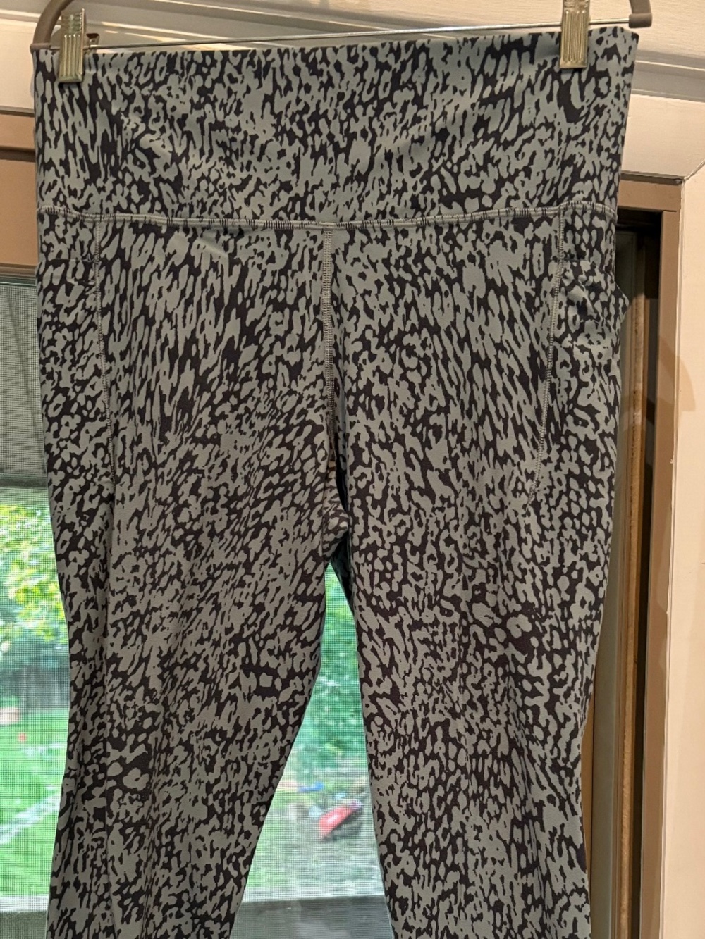 Athleta 7/8 Salutation Legging